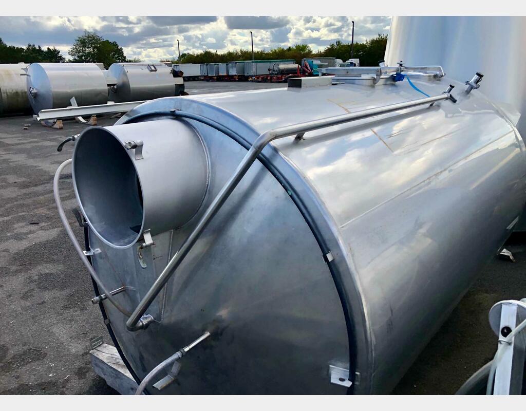 Stainless steel cylindrical tank - Vertical on legs