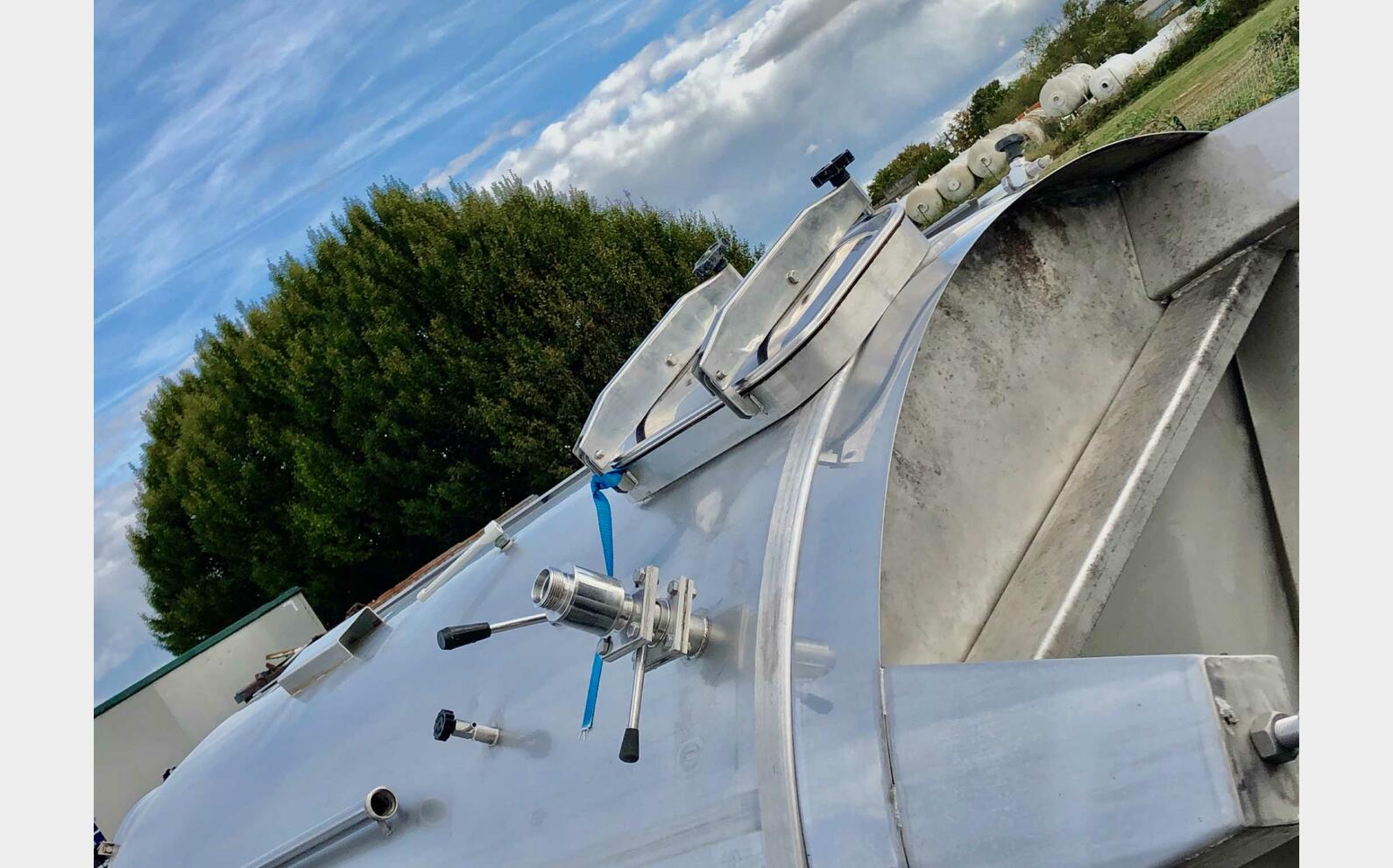 Stainless steel tank - On legs 106 HL (10 600 litres)