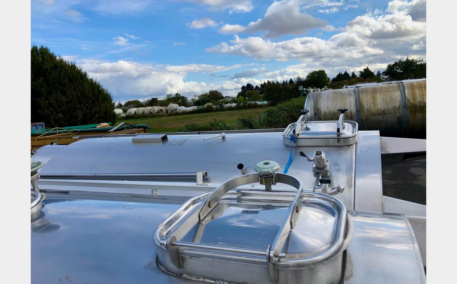 Stainless steel tank - On legs 106 HL (10 600 litres)
