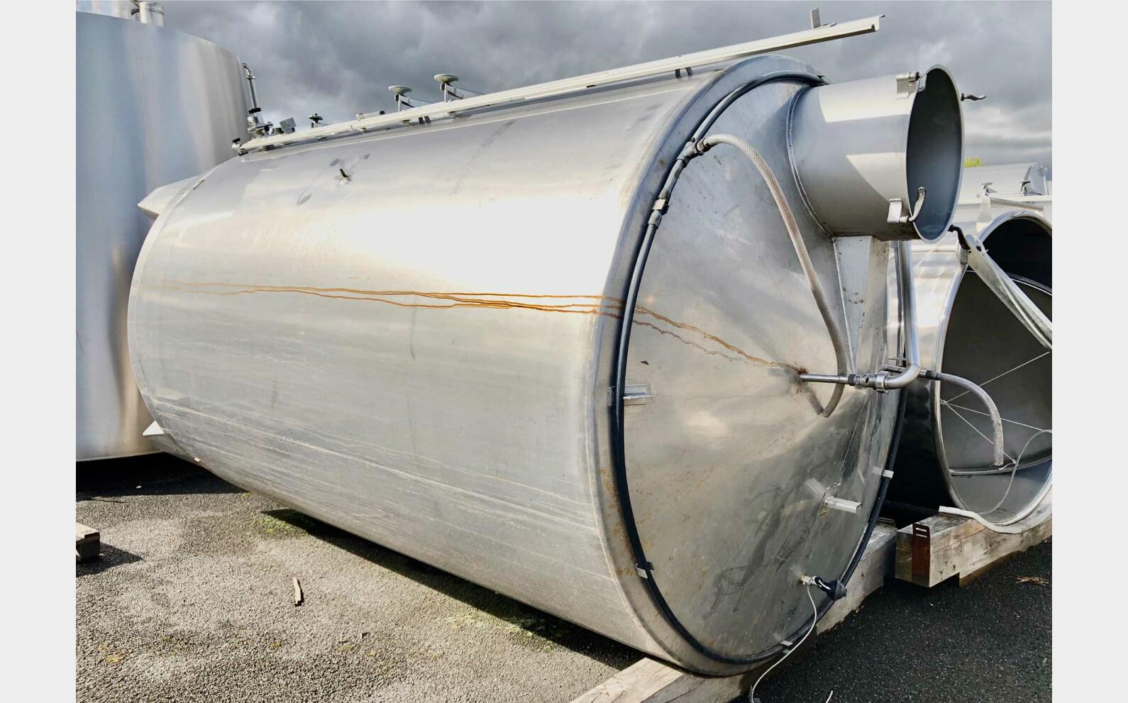 Stainless steel tank - On legs 106 HL (10 600 litres)