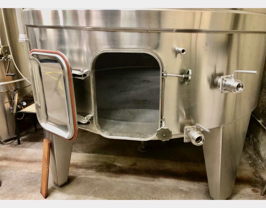 Closed stainless steel tank - Conical bottom on feet