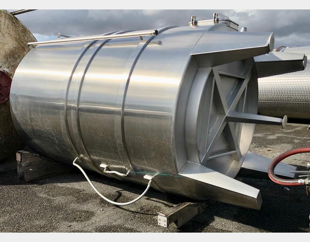 Closed stainless steel tank - Conical bottom on feet