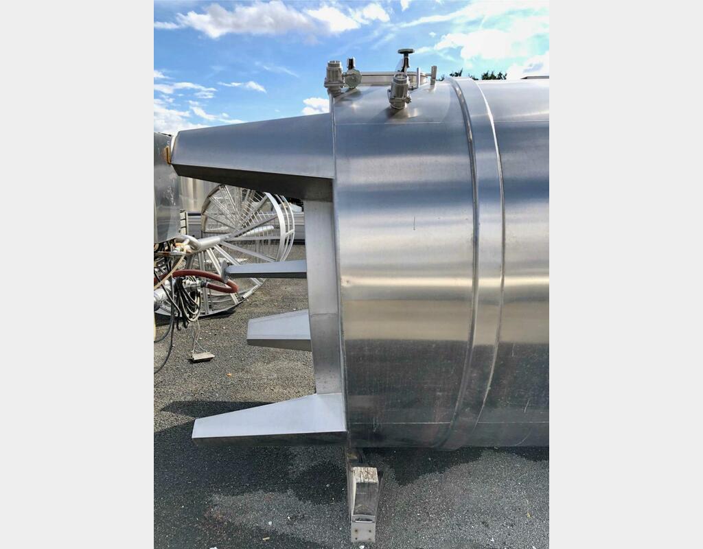 Closed stainless steel tank - Conical bottom on feet