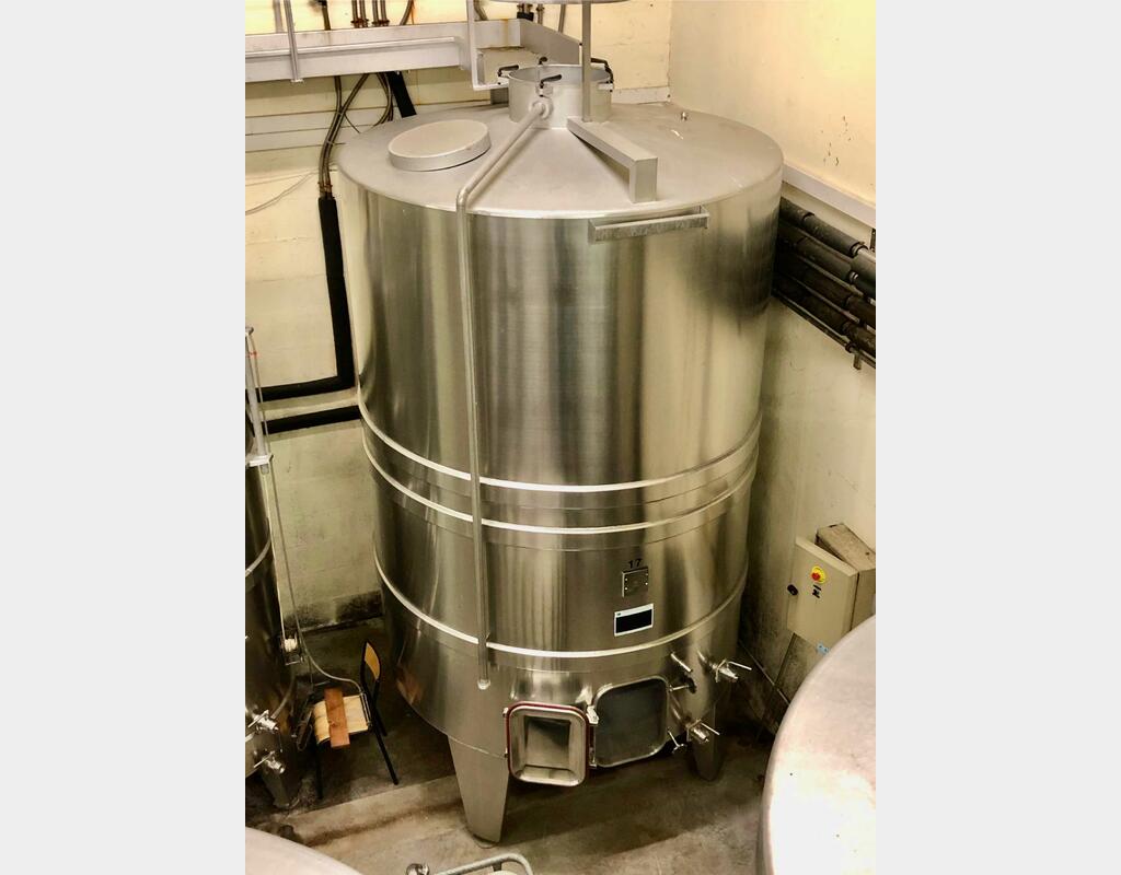 Closed stainless steel tank - Conical bottom on feet