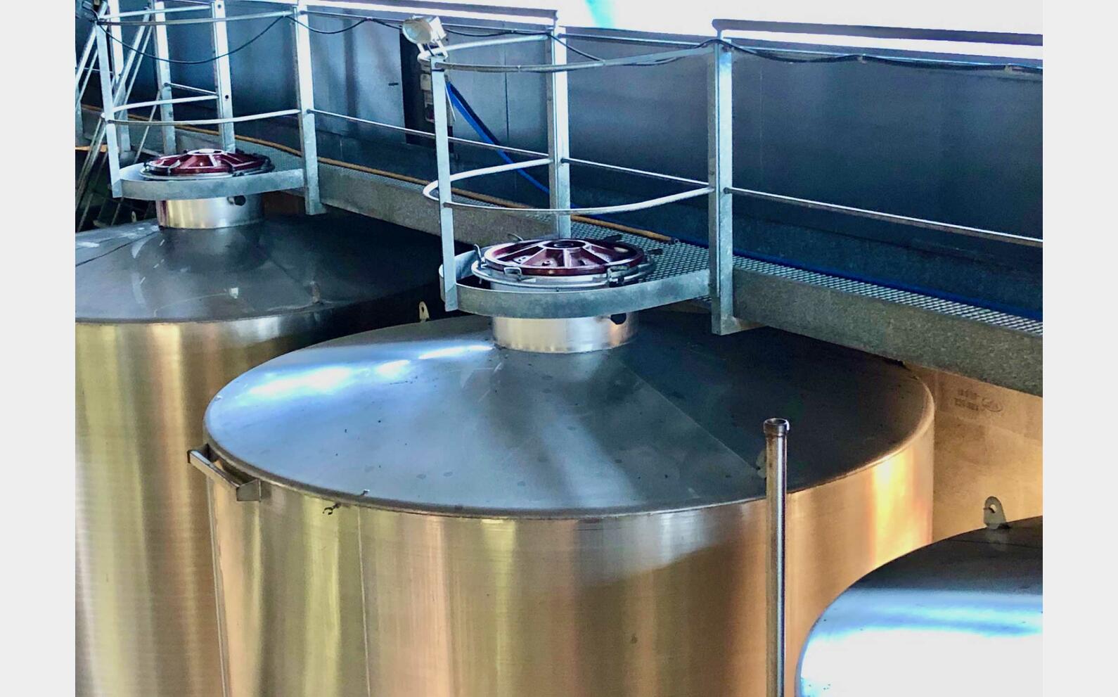 304 stainless steel tank 210 HL (21,100 litres)