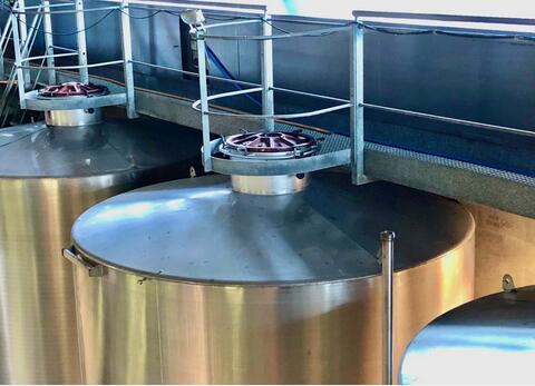 304 stainless steel tank 210 HL (21,100 litres)