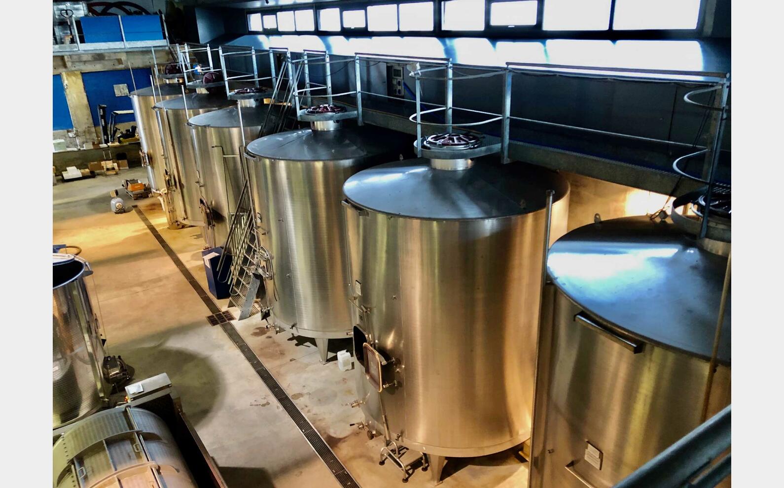 304 stainless steel tank 210 HL (21,100 litres)