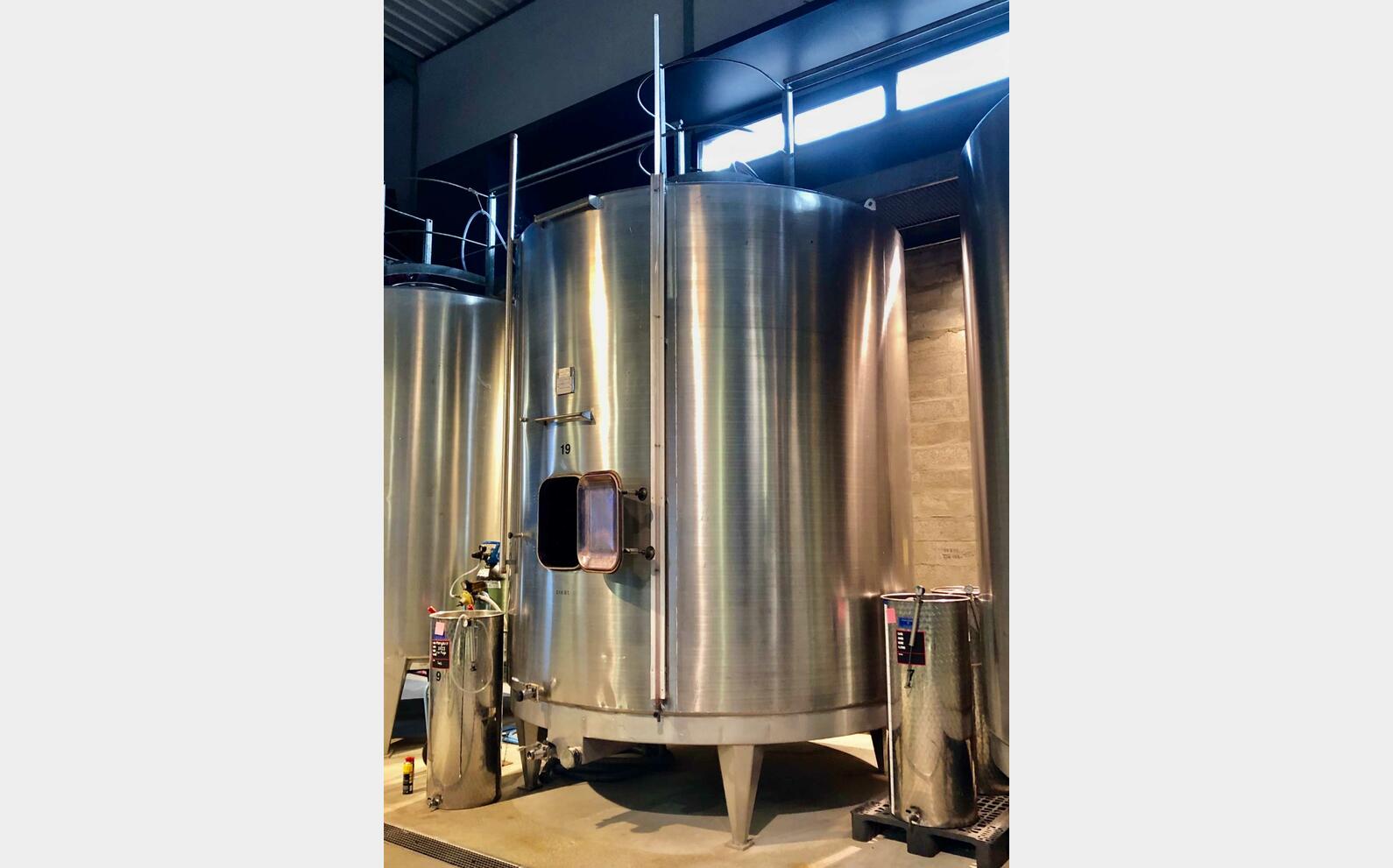 304 stainless steel tank 210 HL (21,100 litres)