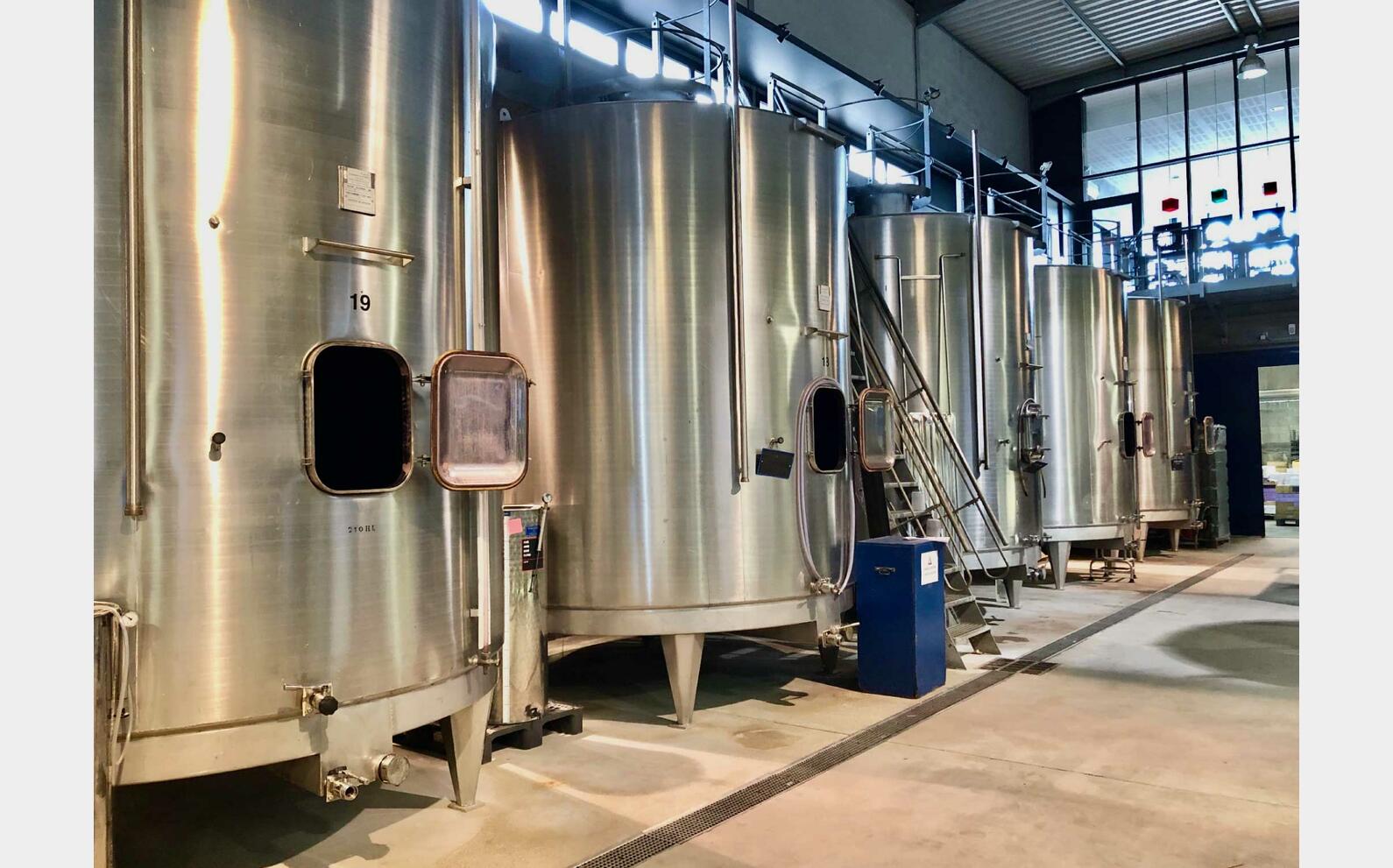 304 stainless steel tank 210 HL (21,100 litres)