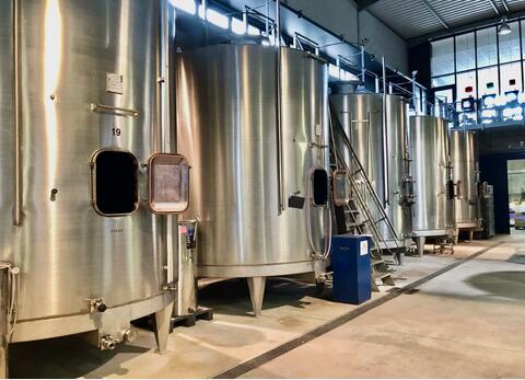 304 stainless steel tank 210 HL (21,100 litres)