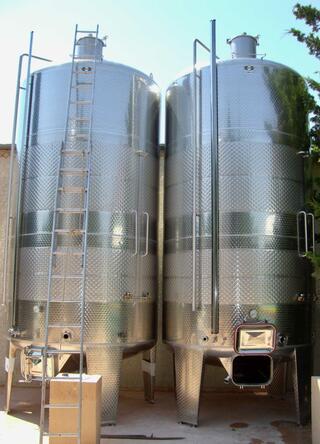 Citerne fermée en acier inox - Fond conique sur pieds