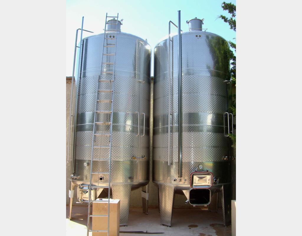 Closed stainless steel tank - Conical bottom on feet