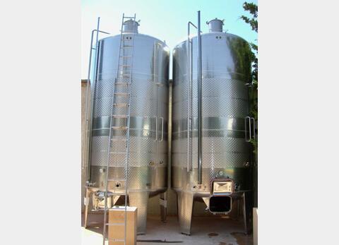 Closed stainless steel tank - Conical bottom on feet