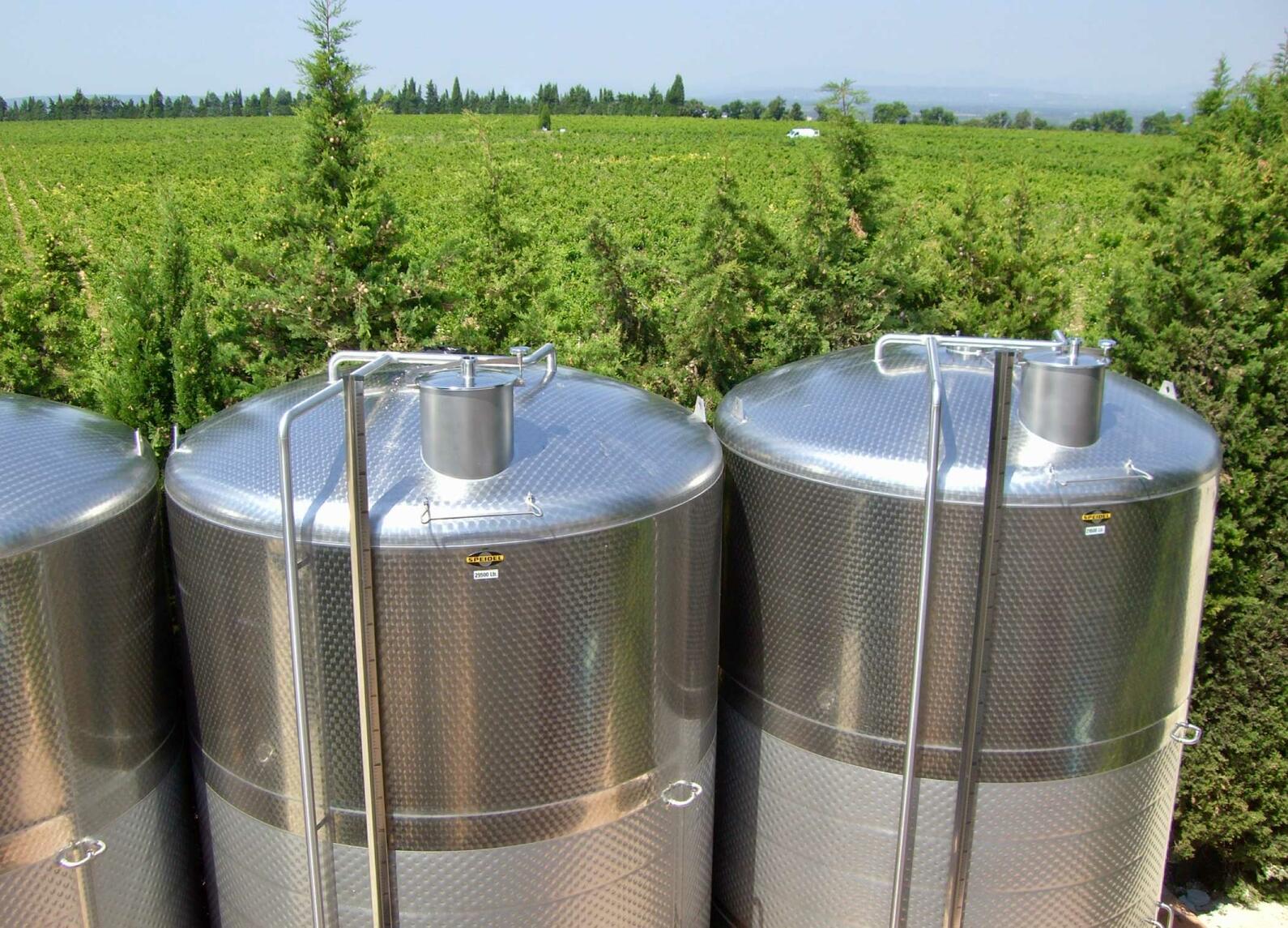 Closed stainless steel tank - Conical base on feet