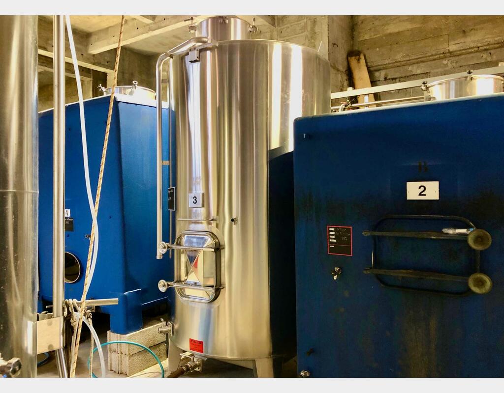 Cuve inox 304 fond plat sur pieds 50 HL (5 000 litres)