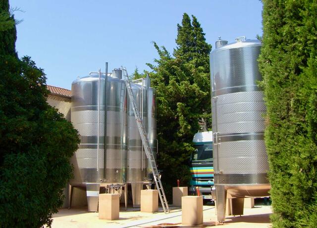 Citerne fermée en acier inox - Fond conique sur pieds