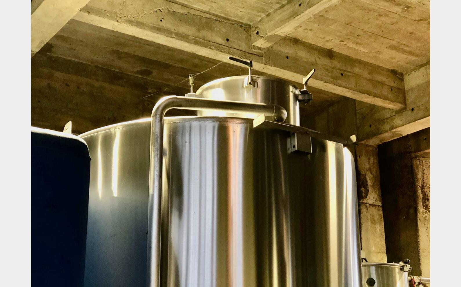 Cuve inox 304 fond plat sur pieds 50 HL (5 000 litres)