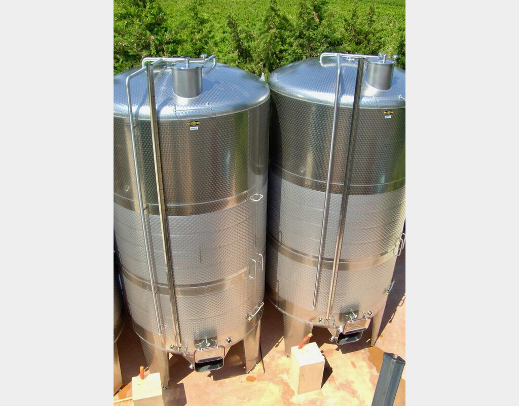 Closed stainless steel tank - Conical base on feet