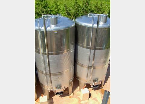 Closed stainless steel tank - Conical base on feet