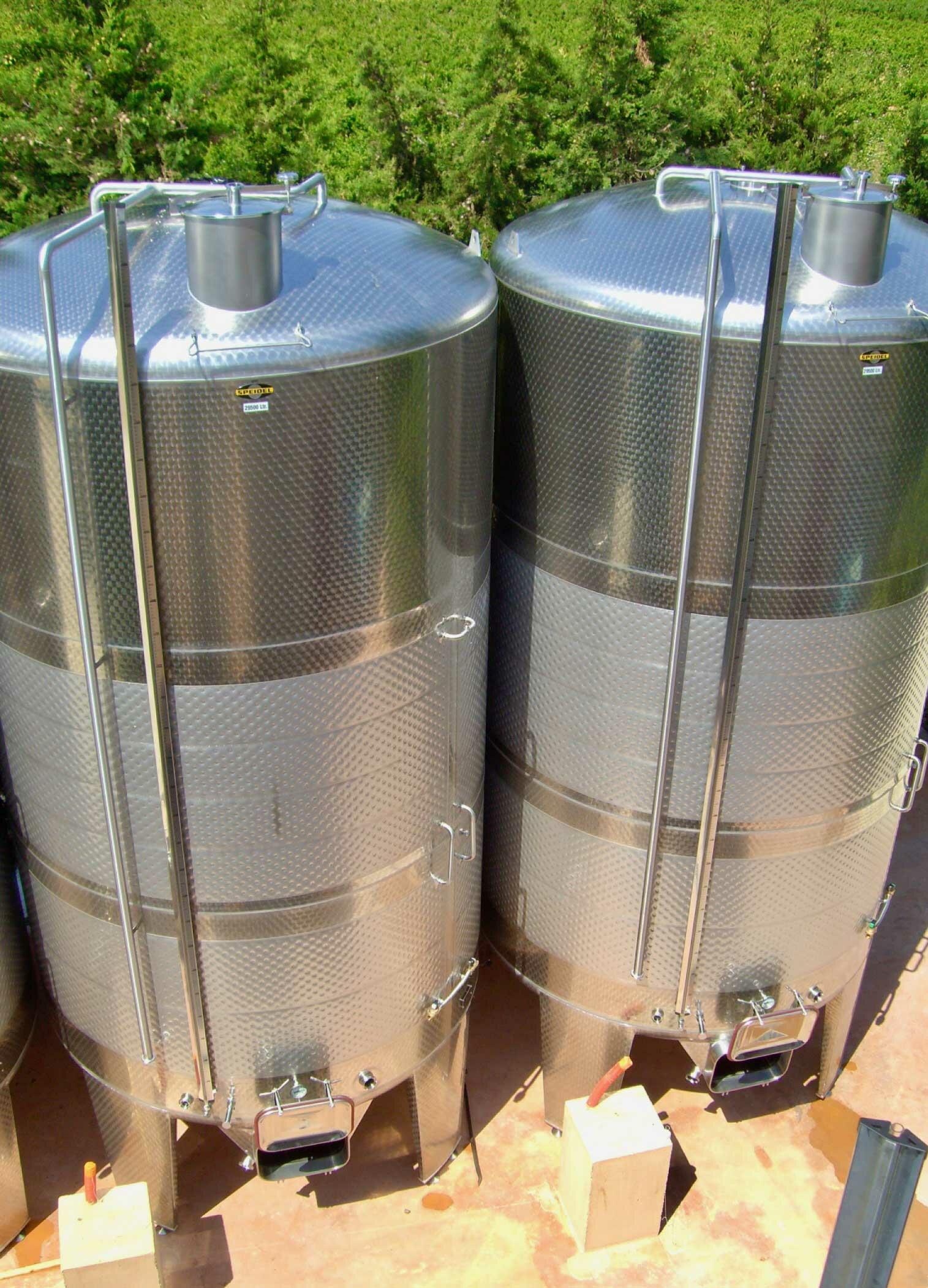 Closed stainless steel tank - Conical base on feet