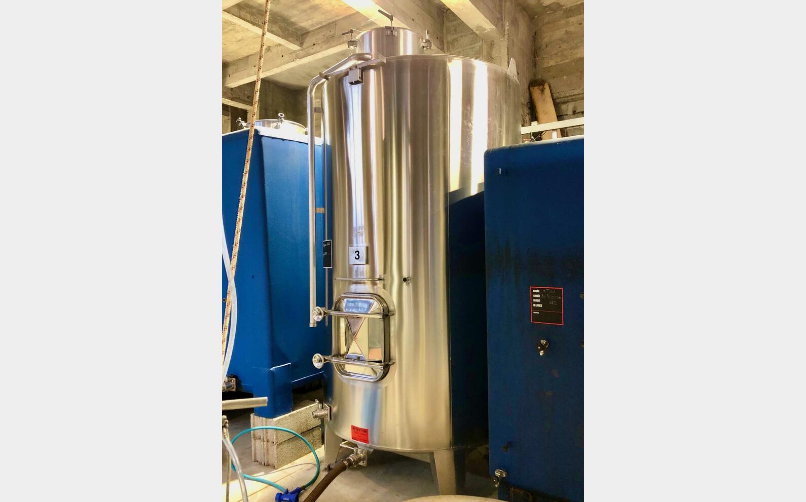 Cuve inox 304 fond plat sur pieds 50 HL (5 000 litres)