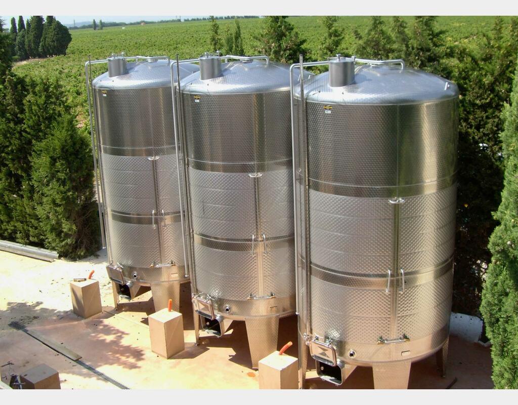 Closed stainless steel tank - Conical base on feet