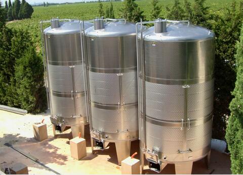 Closed stainless steel tank - Conical base on feet