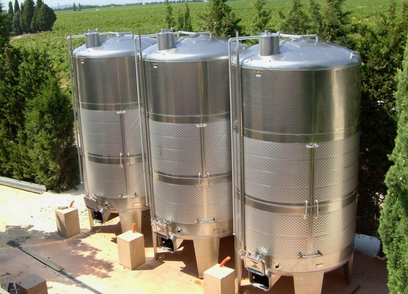 Closed stainless steel tank - Conical base on feet