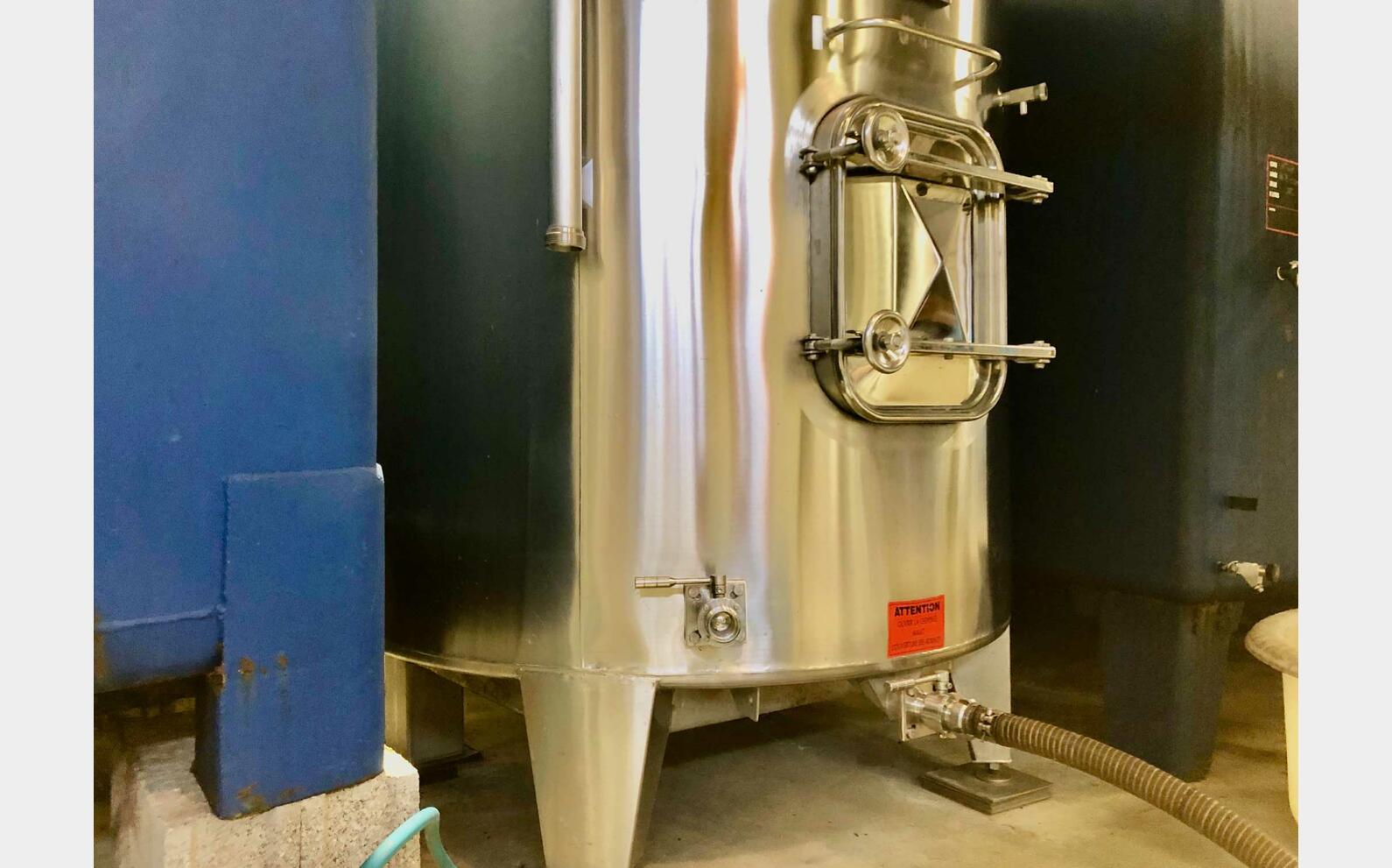 Cuve inox 304 fond plat sur pieds 50 HL (5 000 litres)