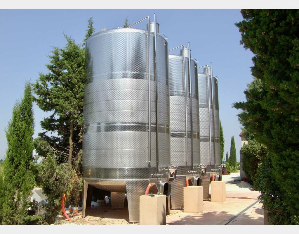 Closed stainless steel tank - Conical base on feet