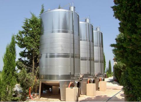 Closed stainless steel tank - Conical base on feet