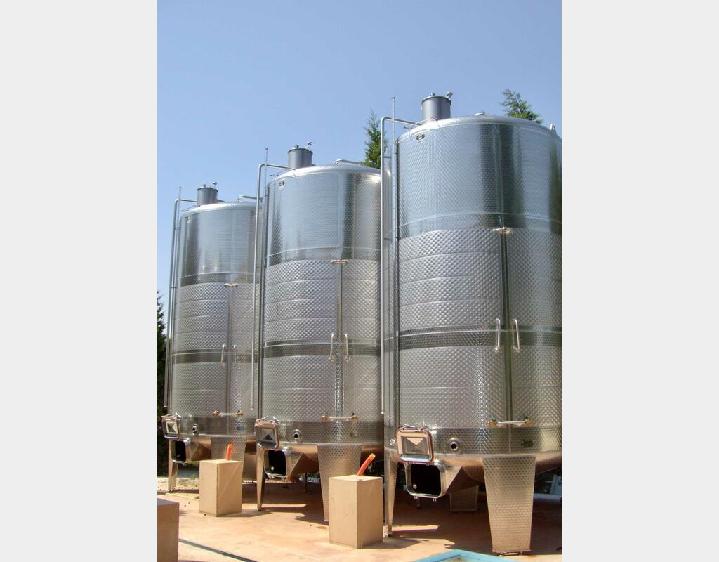 Closed stainless steel tank - Conical base on feet