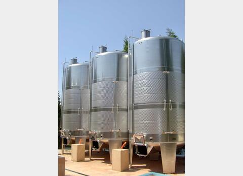 Closed stainless steel tank - Conical base on feet