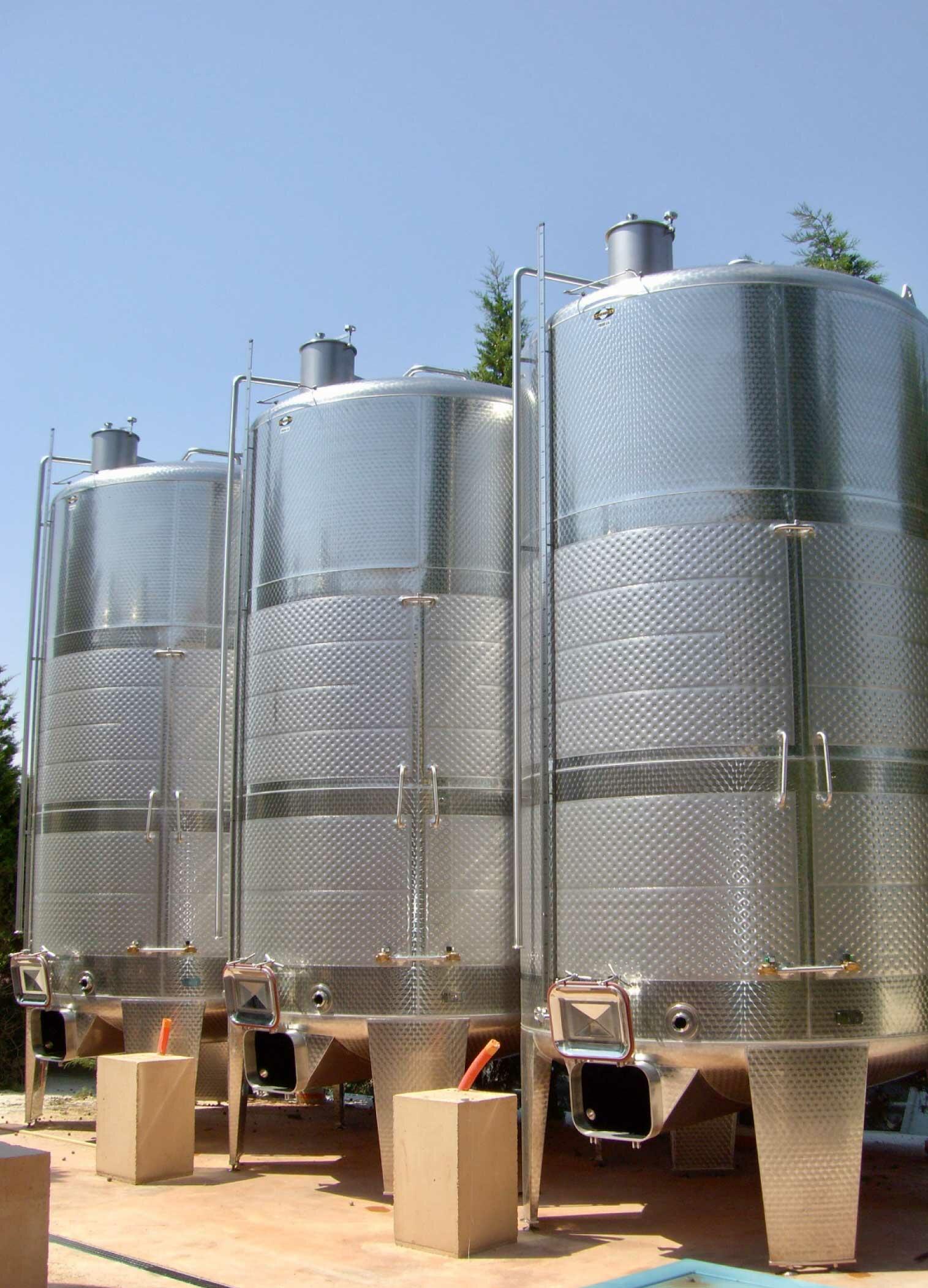 Closed stainless steel tank - Conical base on feet