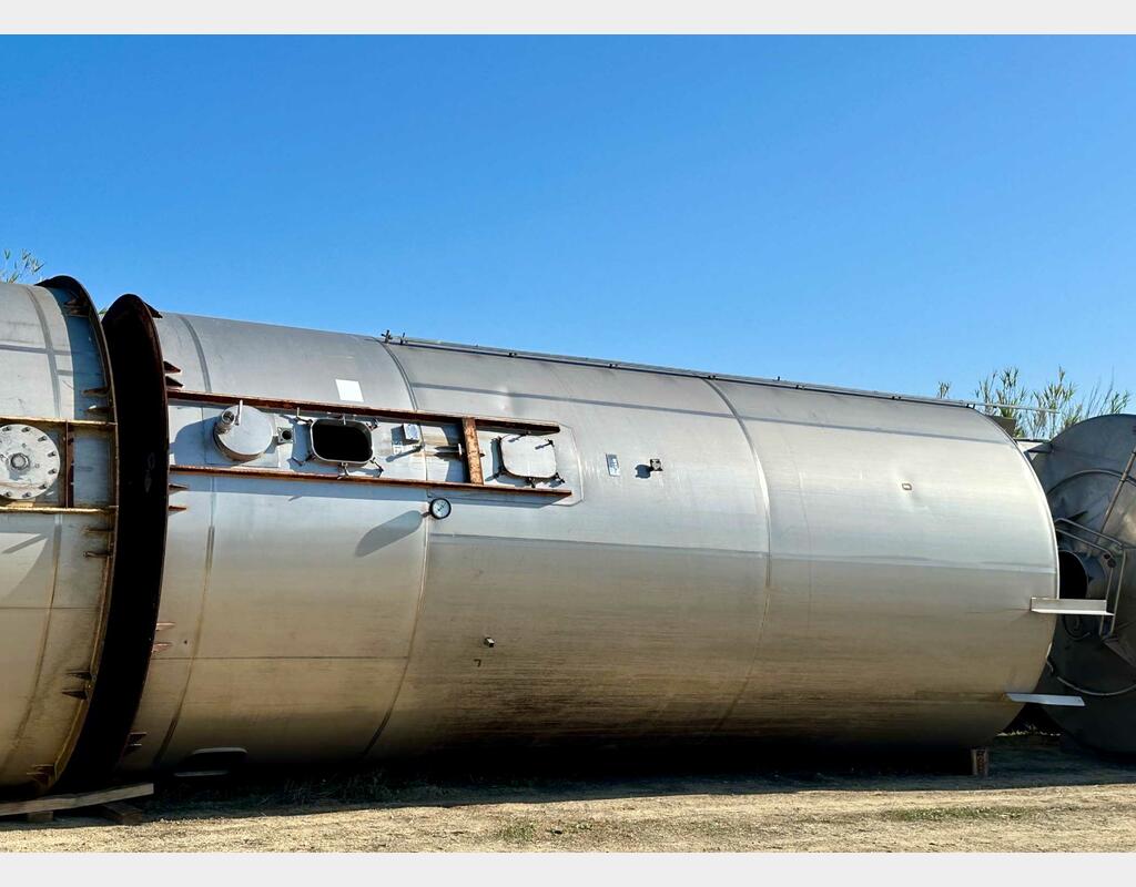 Stainless steel tank on skirt - With flag