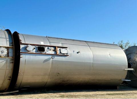 Stainless steel tank on skirt - With flag