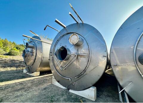 Stainless steel tank on skirt - With flag