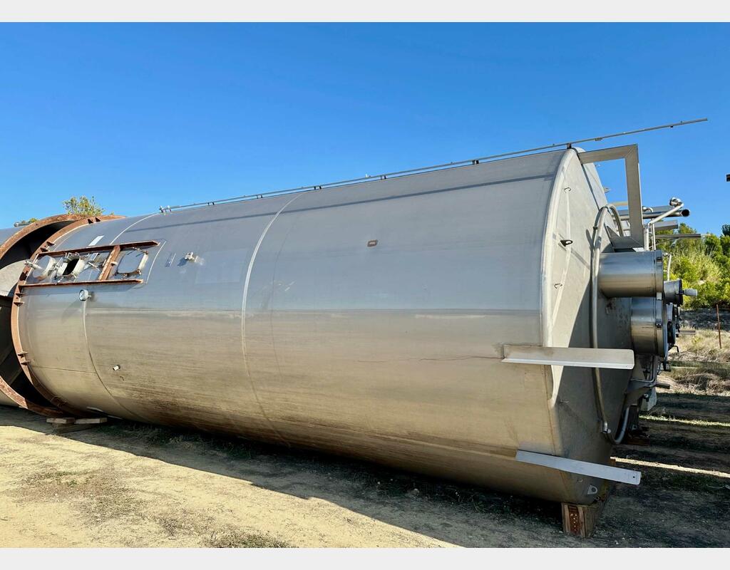 Stainless steel tank on skirt - With flag