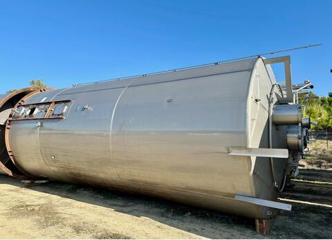 Stainless steel tank on skirt - With flag