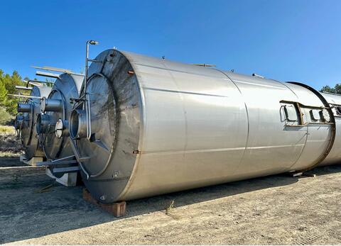 Stainless steel tank on skirt - With flag