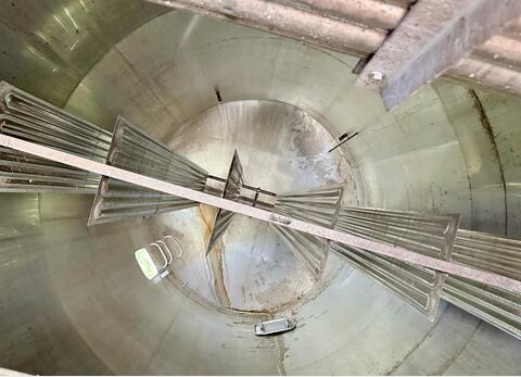 Stainless steel tank on skirt - With flag