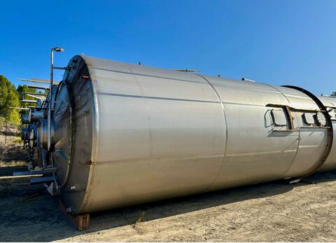 Stainless steel tank on skirt - With flag