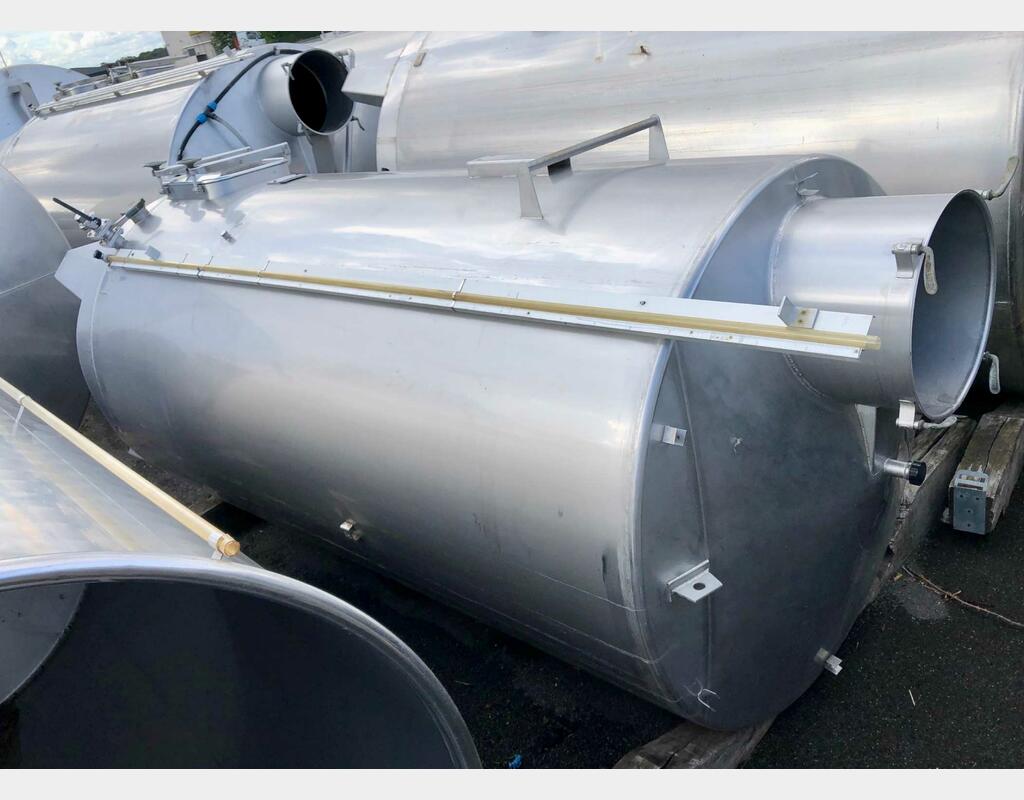 Stainless steel cylindrical tank - Vertical on legs