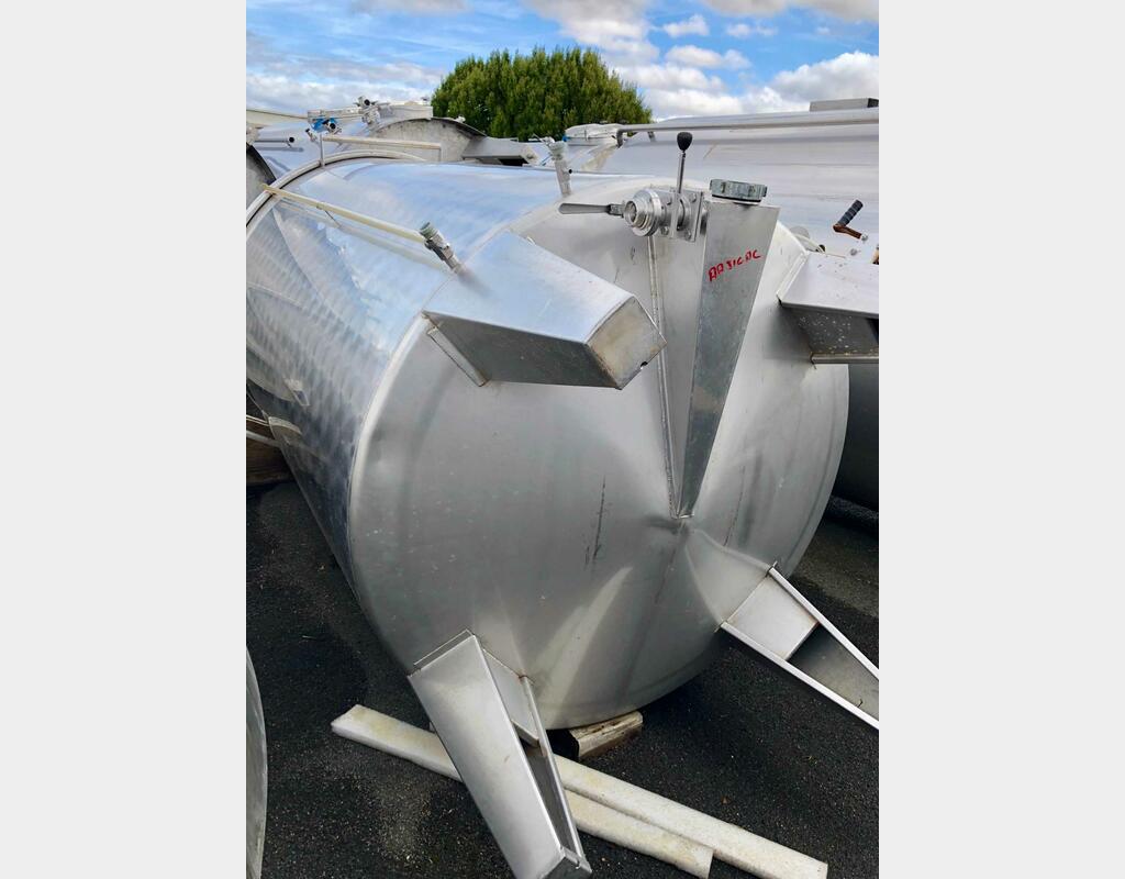 Stainless steel cylindrical tank - Vertical on legs