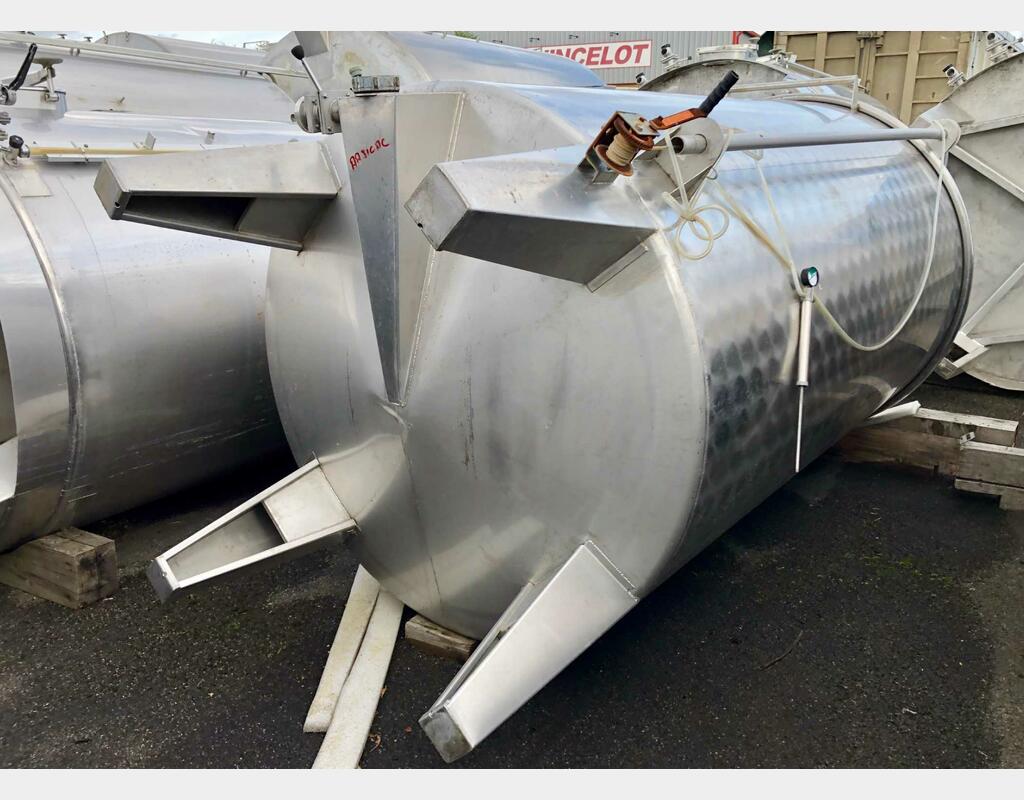 Stainless steel cylindrical tank - Vertical on legs