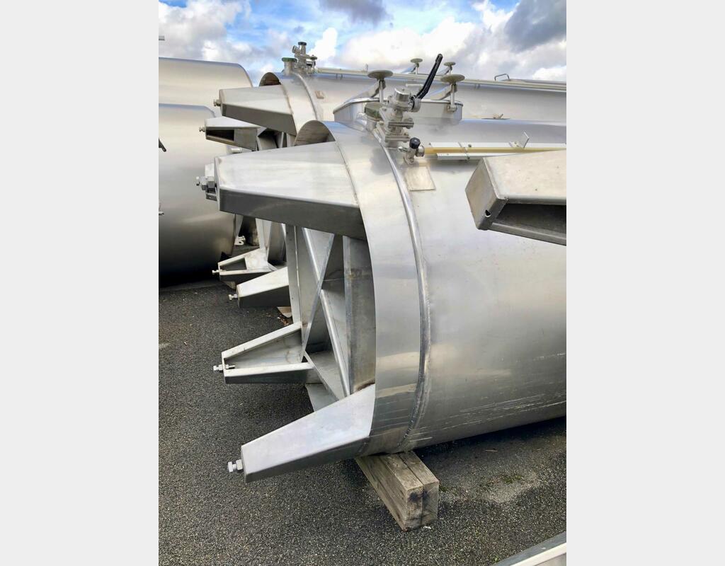 Stainless steel cylindrical tank - Vertical on legs