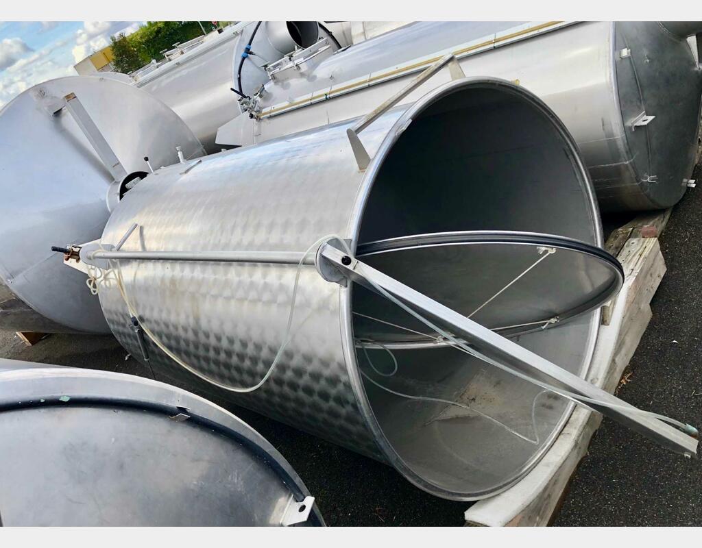 Stainless steel cylindrical tank - Vertical on legs