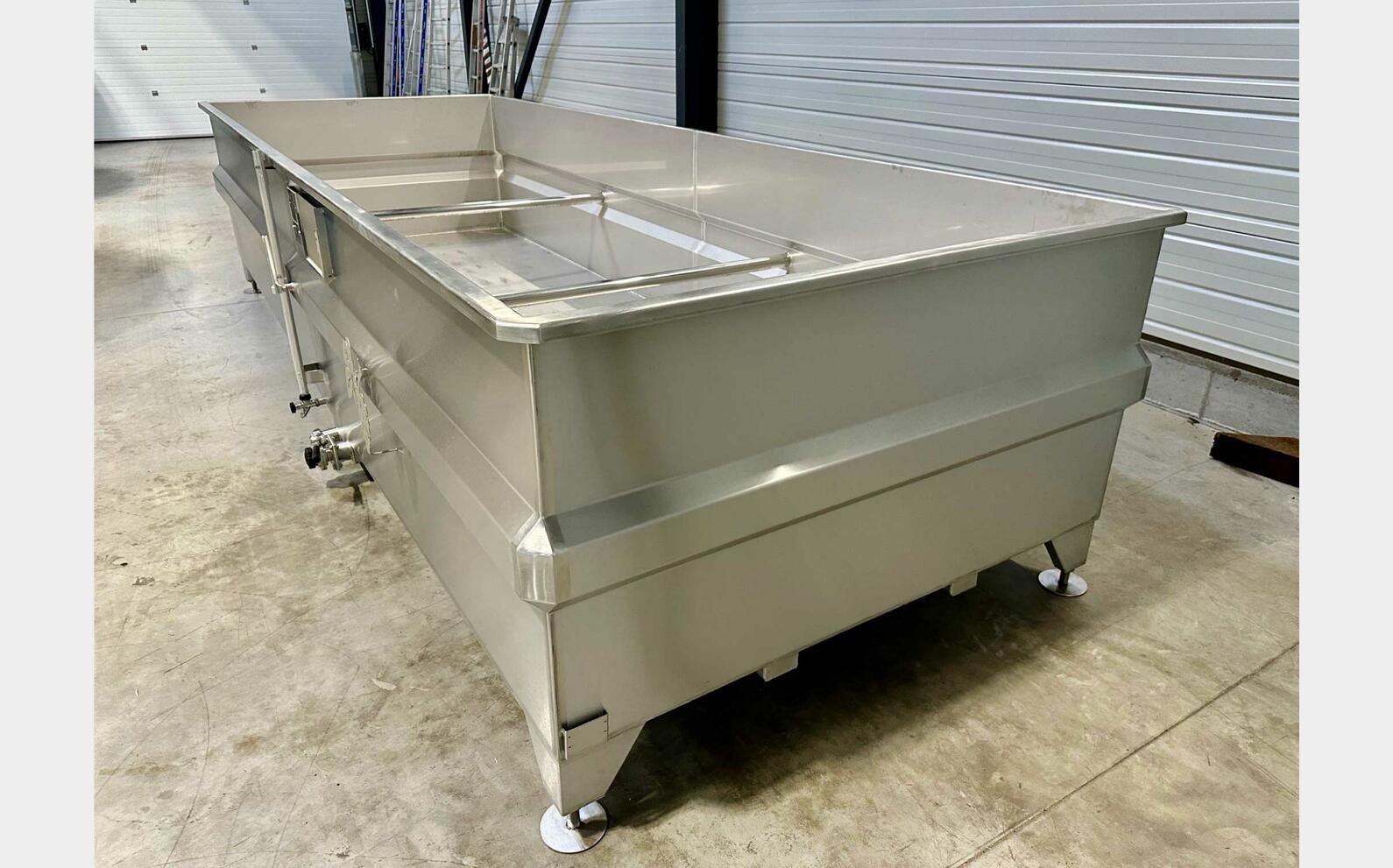 304 stainless steel tank 73 HL (7,300 litres)