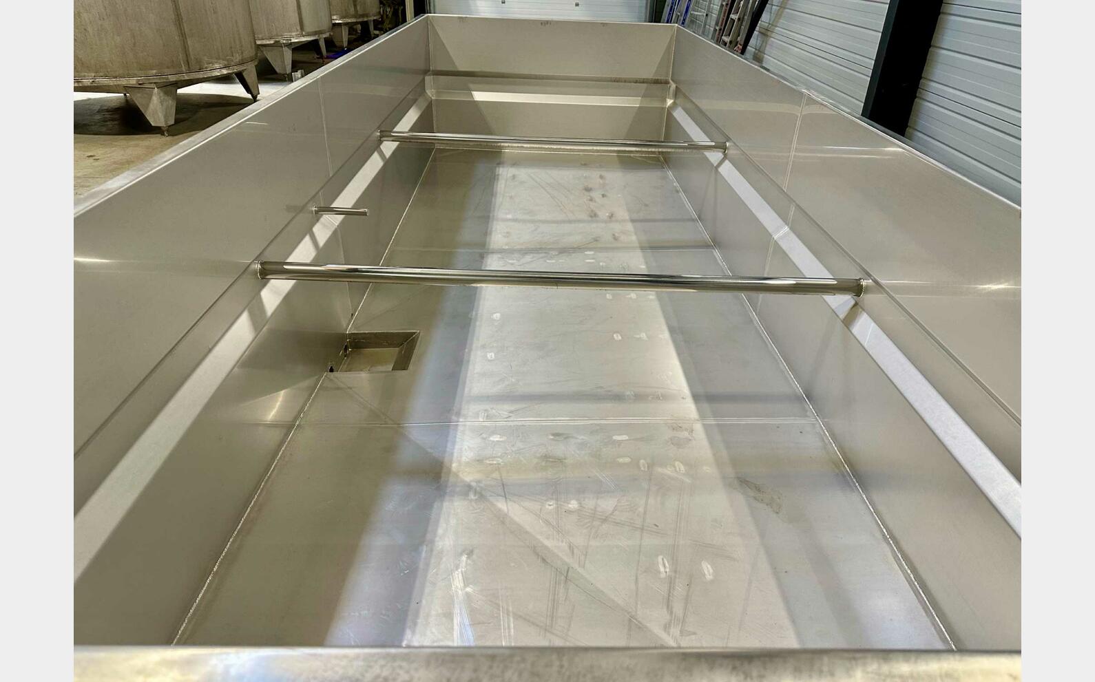 304 stainless steel tank 73 HL (7,300 litres)