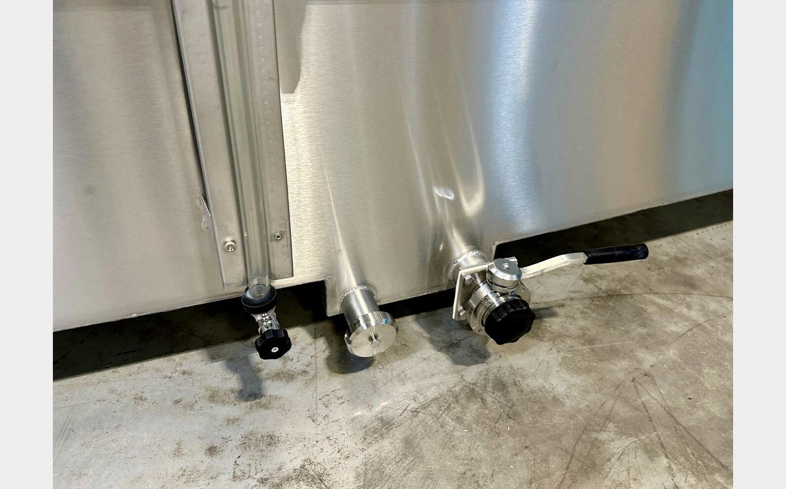304 stainless steel tank 73 HL (7,300 litres)